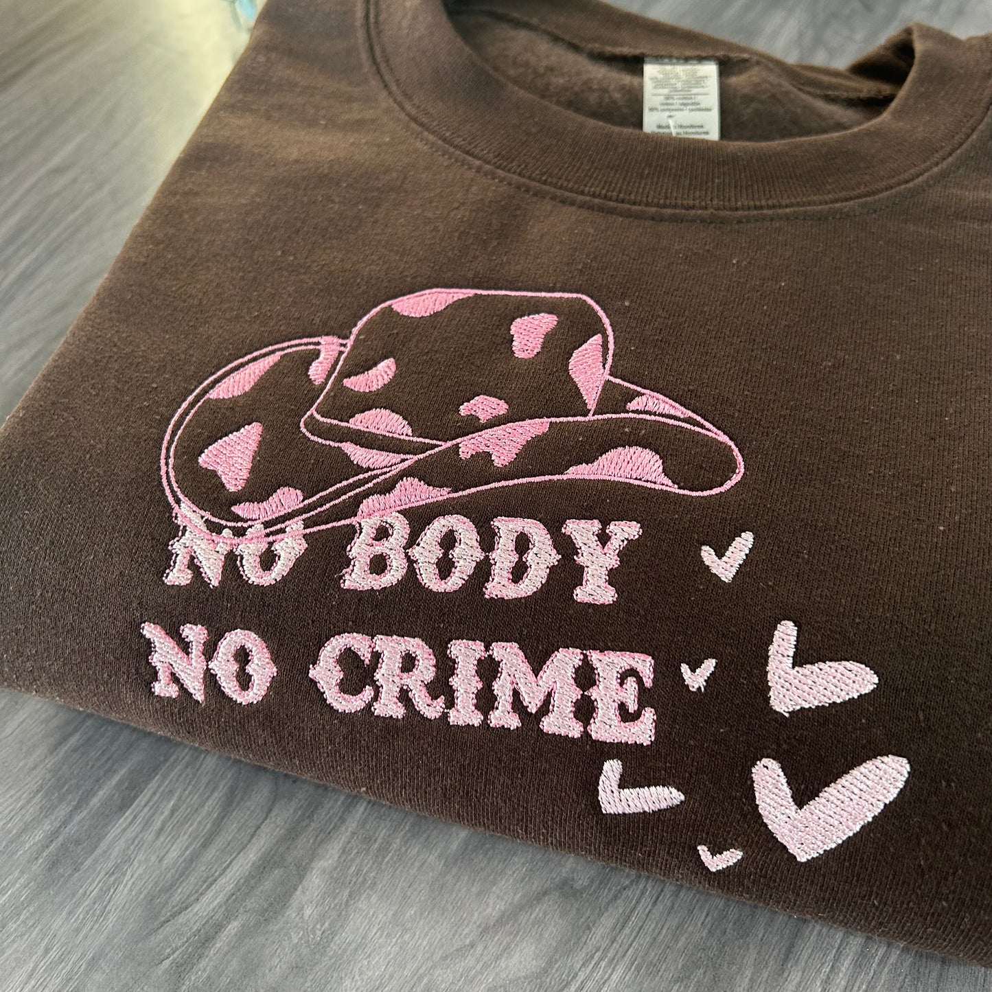 NO BODY NO CRIME EMBROIDERED SWEATSHIRT