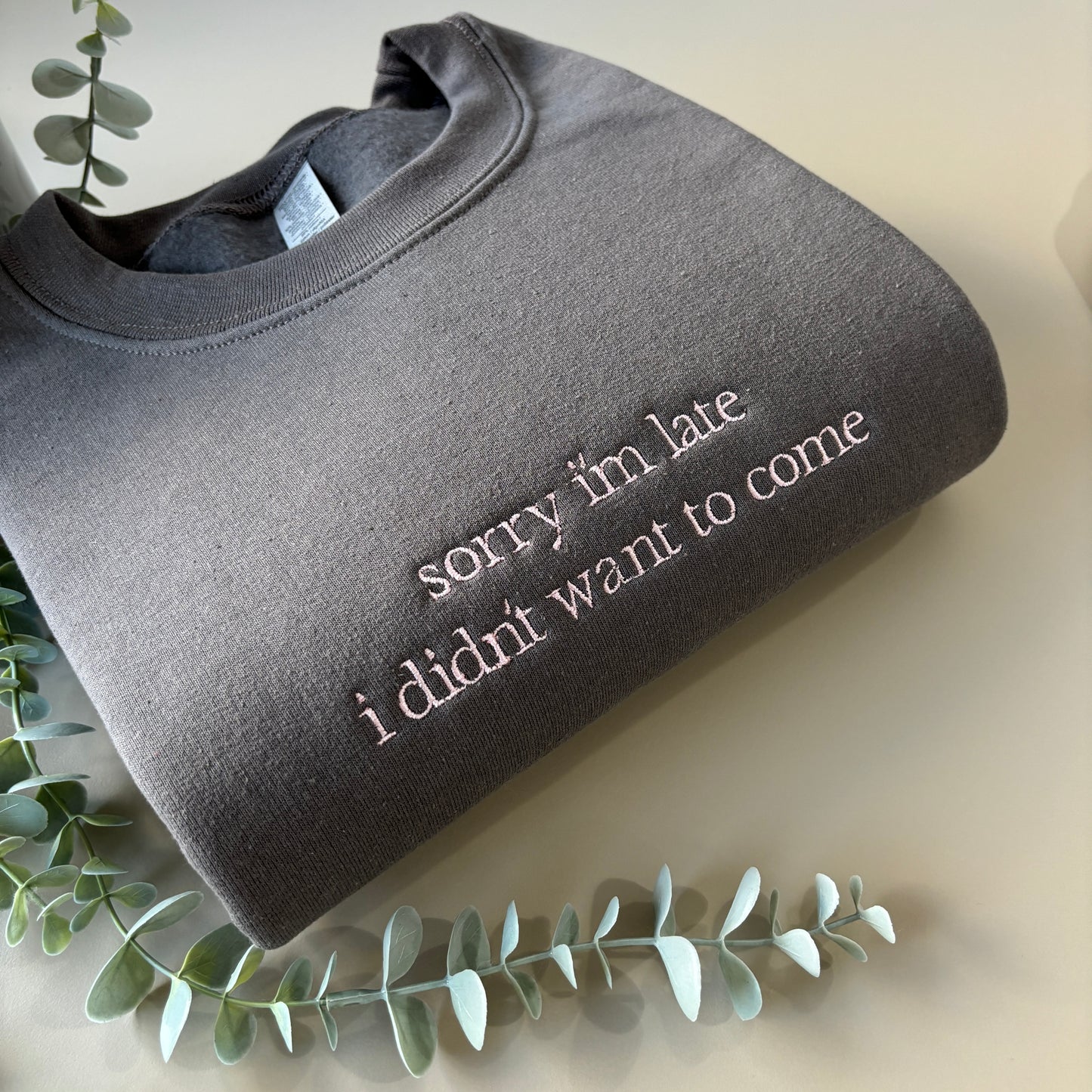 SORRY IM LATE EMBROIDERED SWEATSHIRT/ T-SHIRT