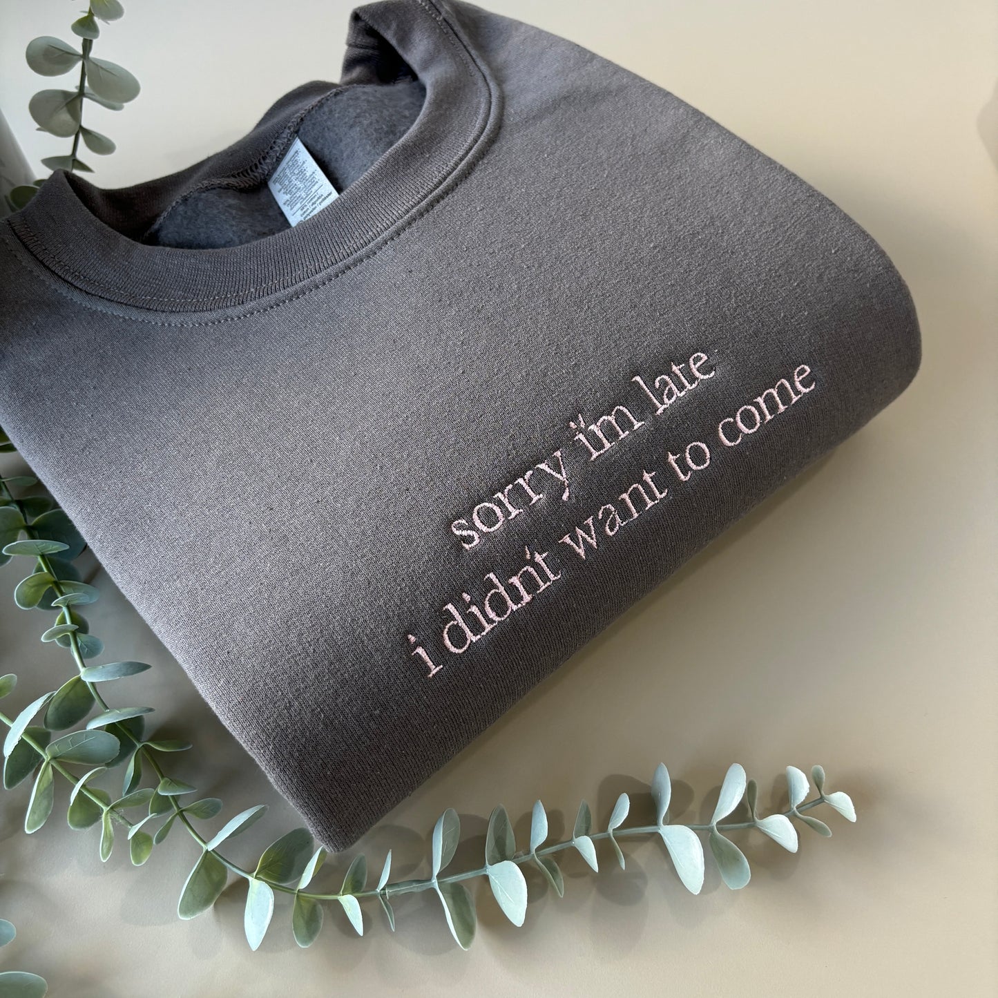 SORRY IM LATE EMBROIDERED SWEATSHIRT/ T-SHIRT
