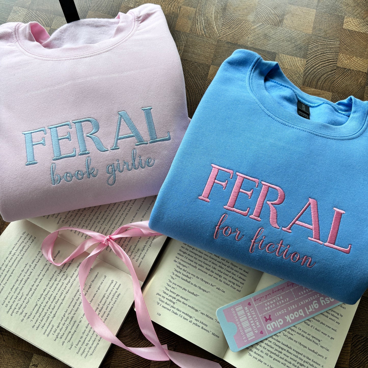 FERAL BOOK GIRLIE/ FERAL FOR FICTION EMBROIDERED SWEATSHIRT π