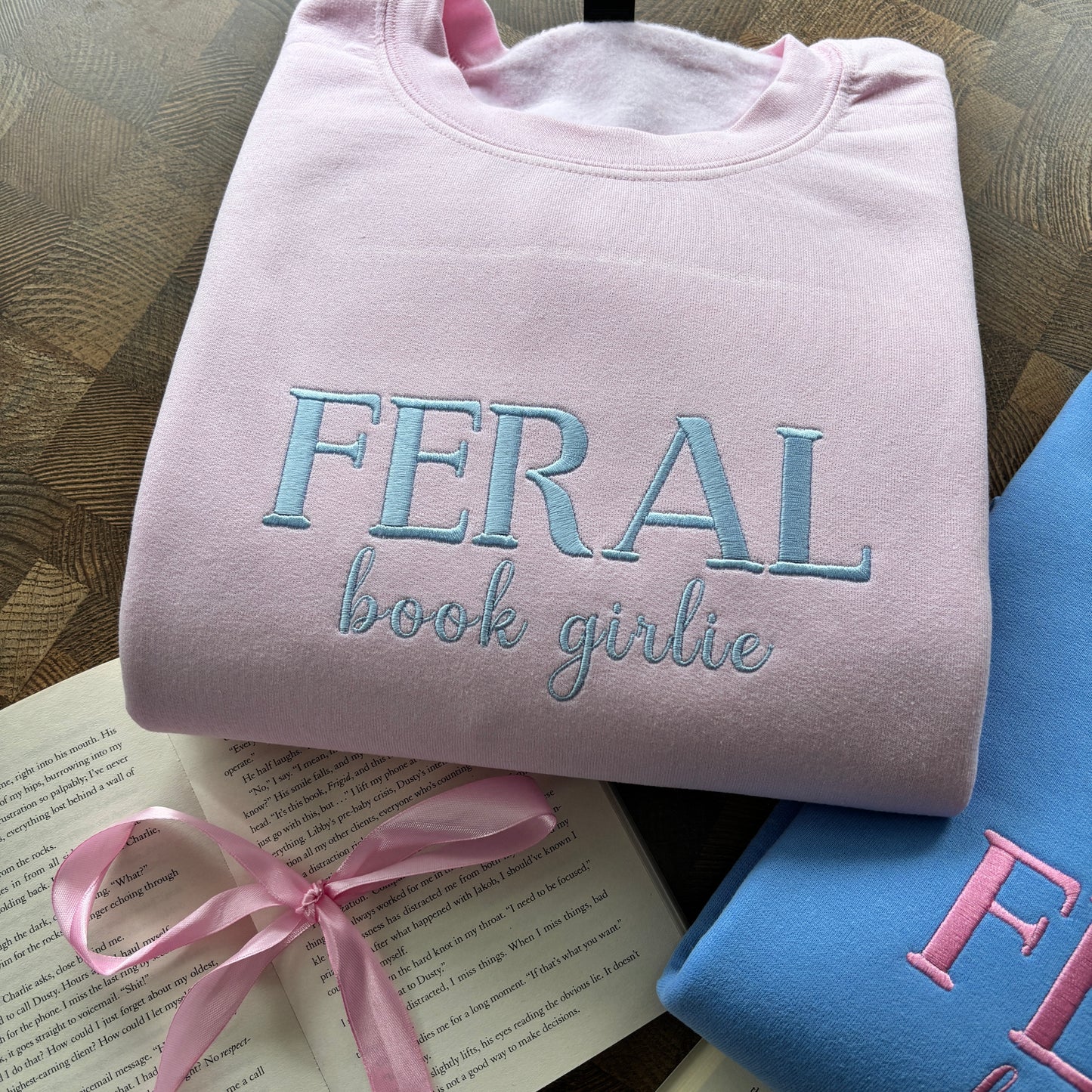 FERAL BOOK GIRLIE/ FERAL FOR FICTION EMBROIDERED SWEATSHIRT π
