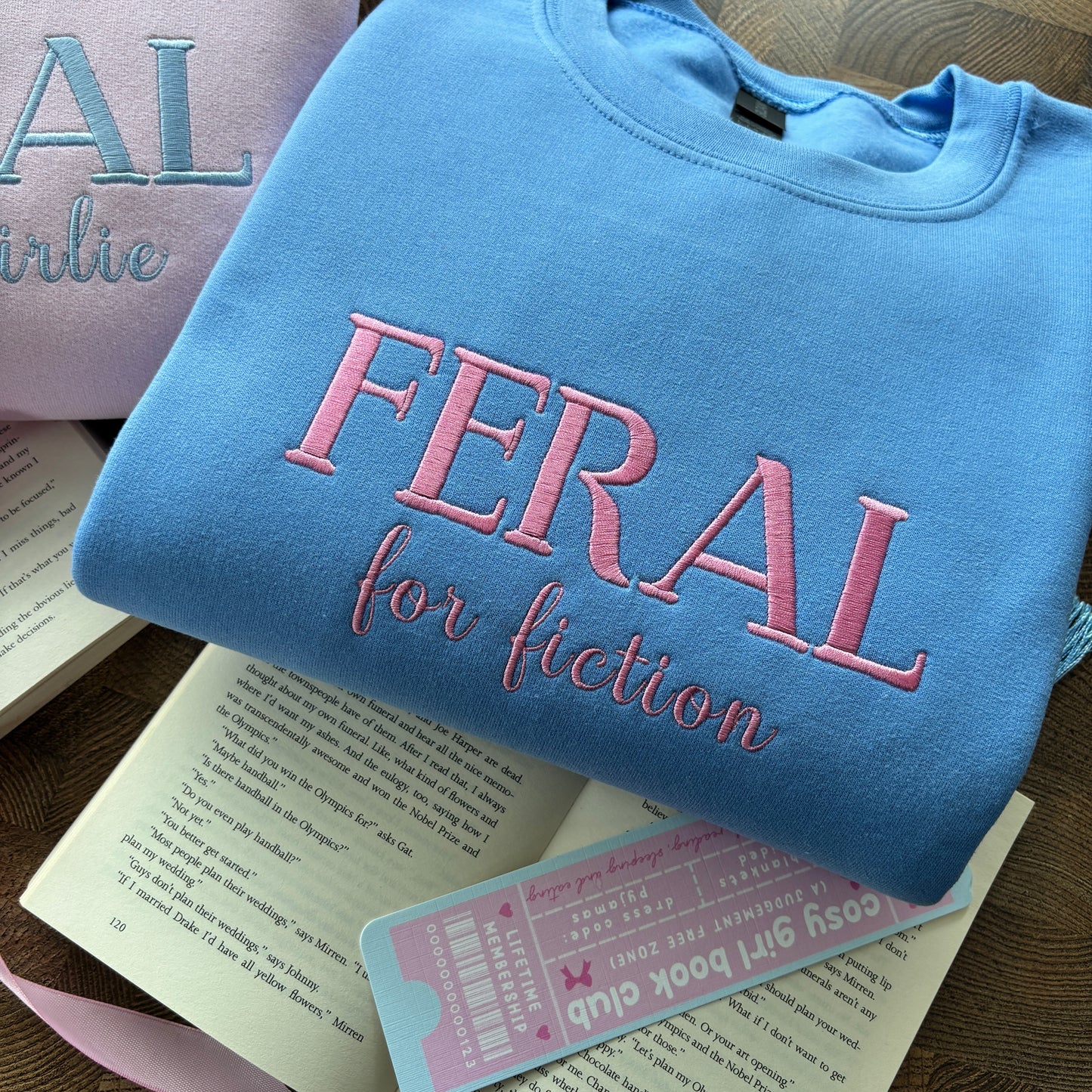 FERAL BOOK GIRLIE/ FERAL FOR FICTION EMBROIDERED SWEATSHIRT π