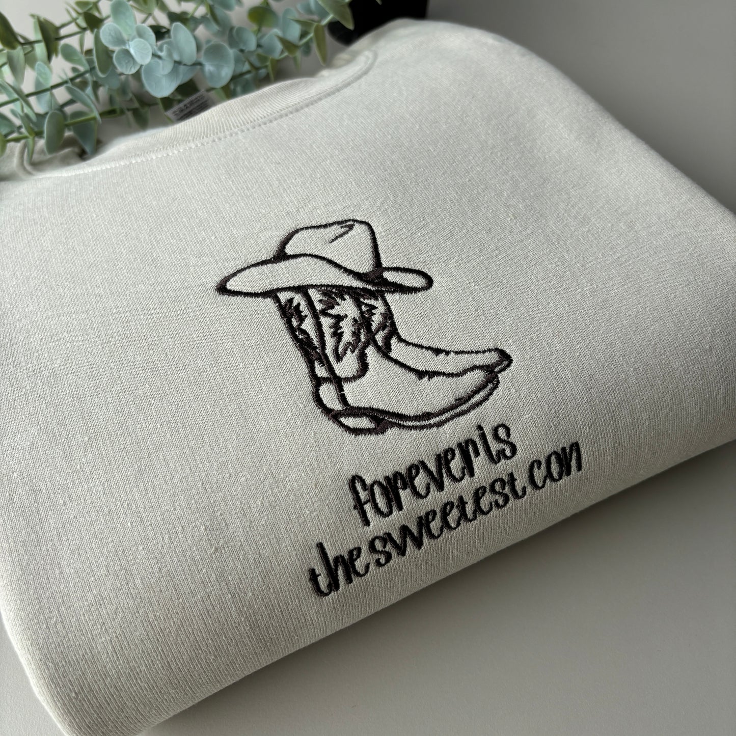 SWEETEST CON EMBROIDERED SWEATSHIRT