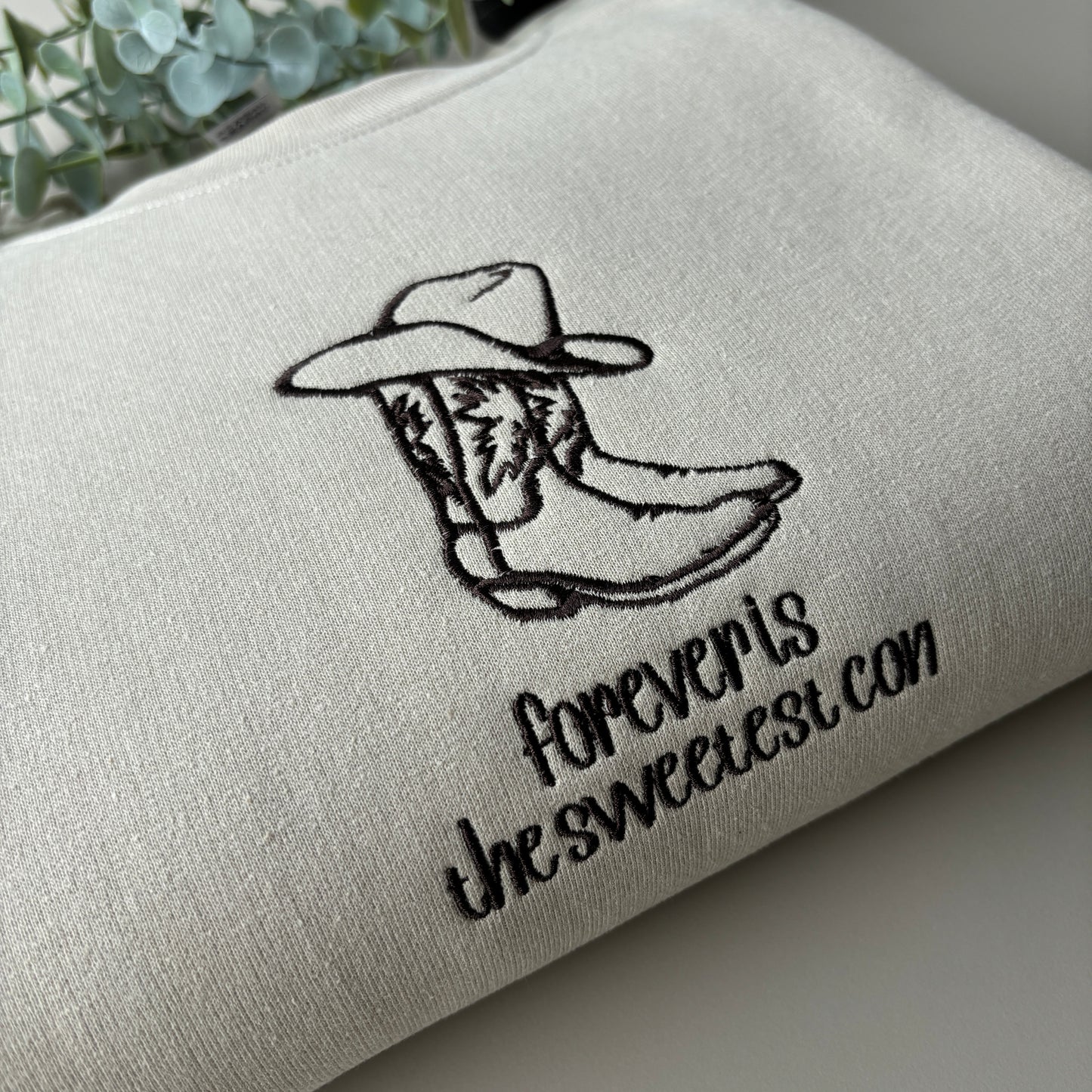 SWEETEST CON EMBROIDERED SWEATSHIRT