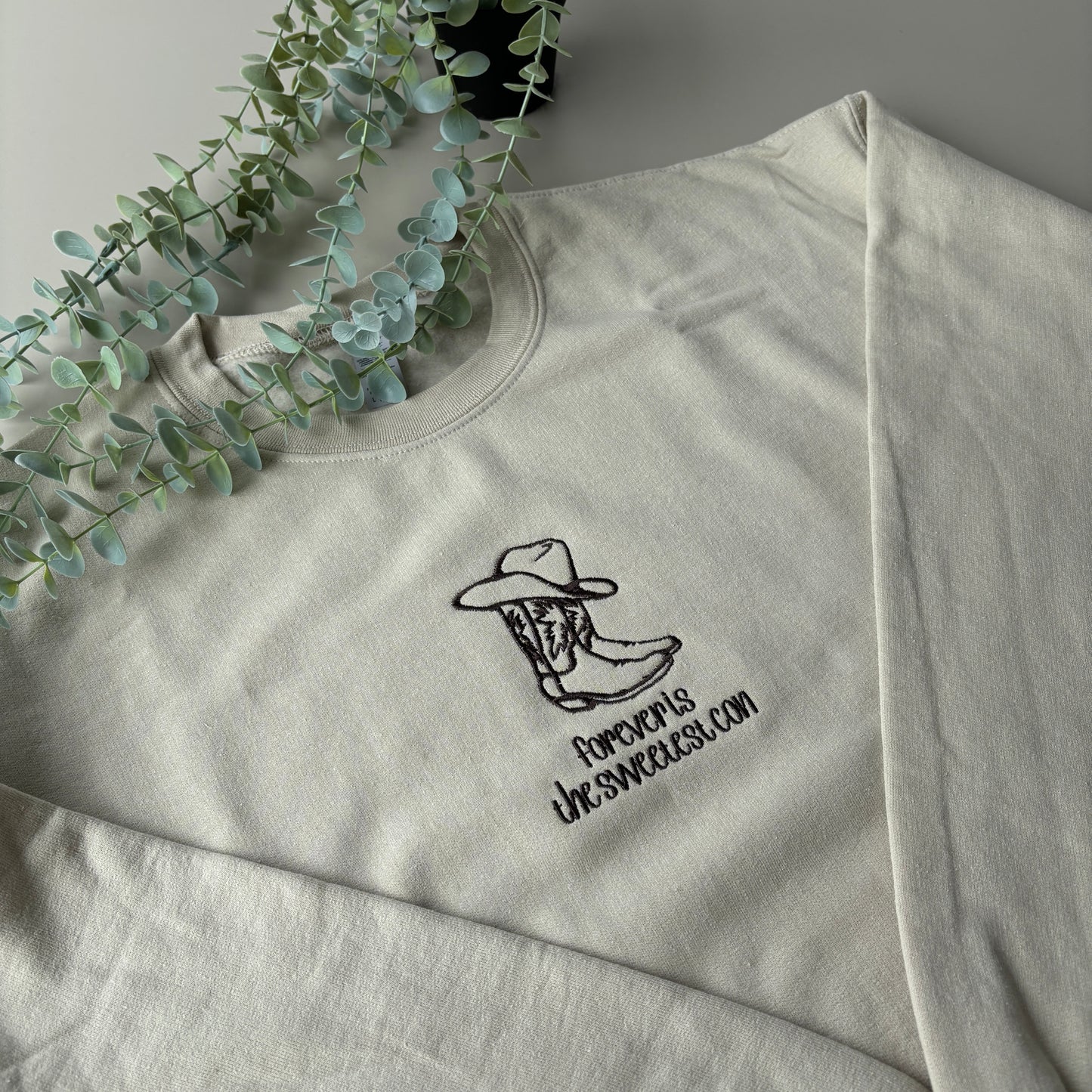 SWEETEST CON EMBROIDERED SWEATSHIRT