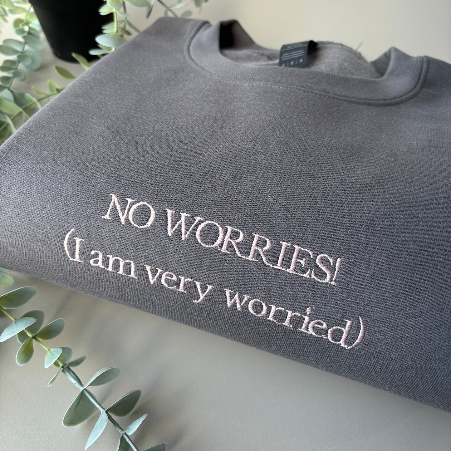 NO WORRIES! EMBROIDERED SWEATSHIRT/ T-SHIRT
