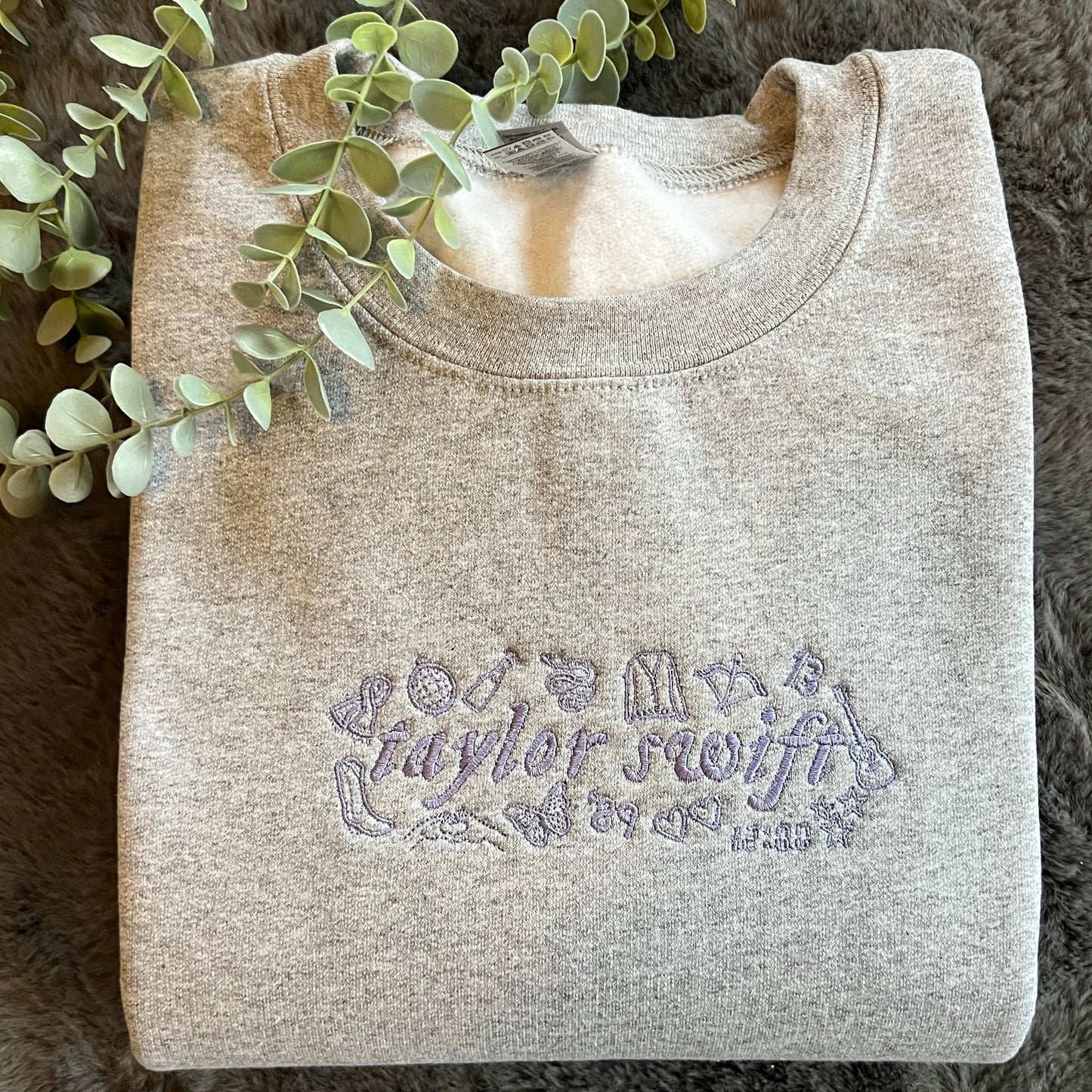 TAYLOR ICONS EMBROIDERED SWEATSHIRT