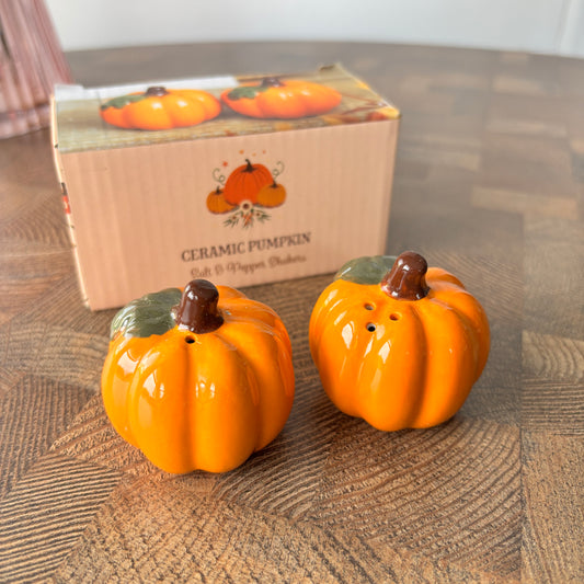 VINTAGE STYLE PUMPKIN SALT & PEPPER SHAKER SET
