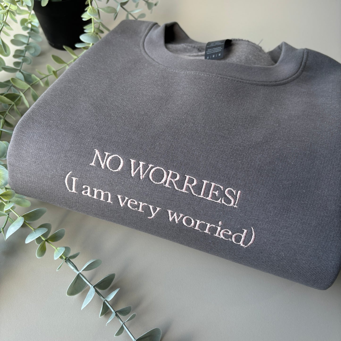 NO WORRIES! EMBROIDERED SWEATSHIRT