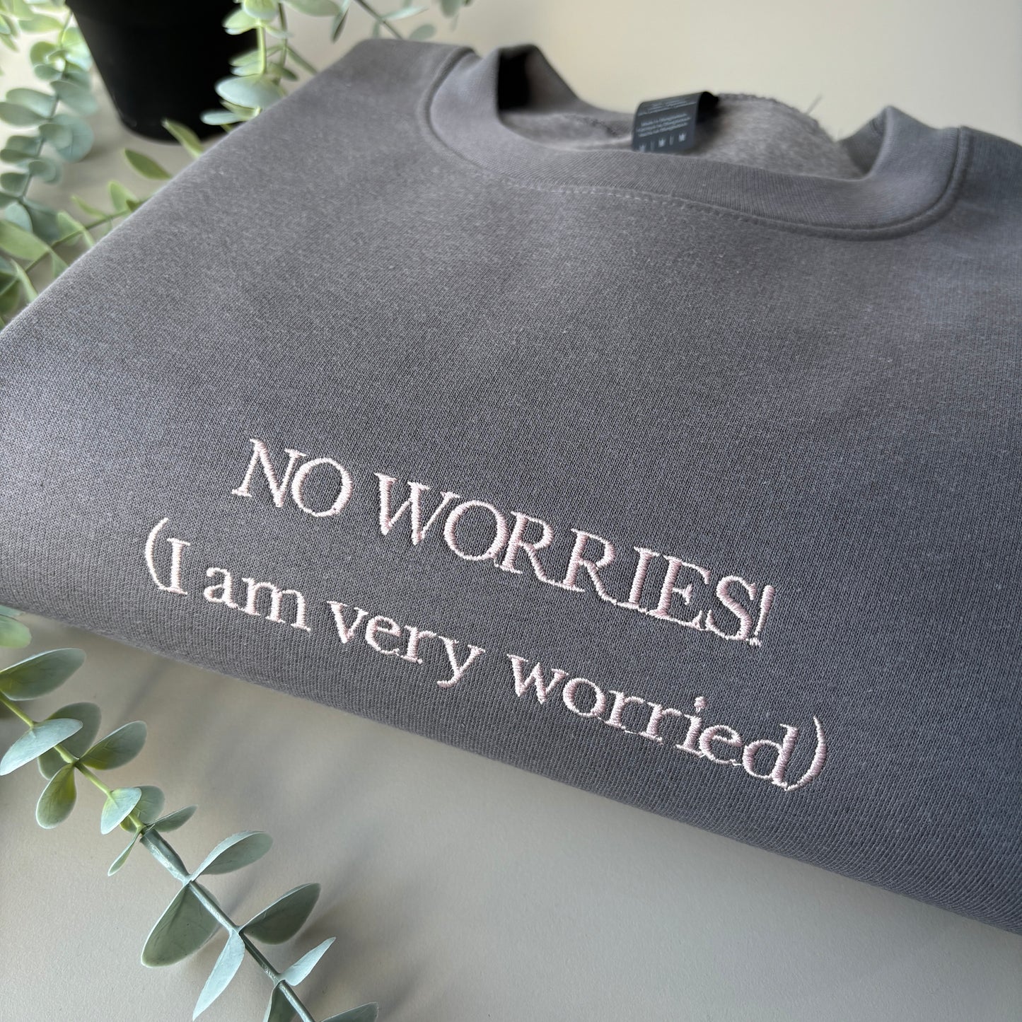 NO WORRIES! EMBROIDERED SWEATSHIRT