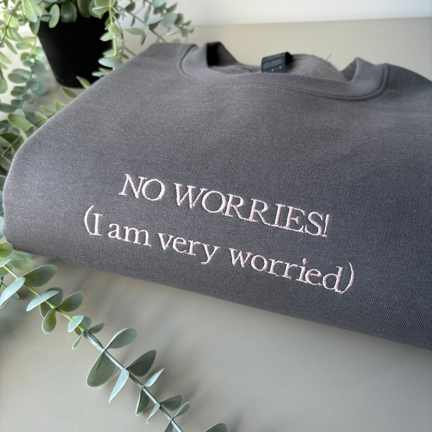 NO WORRIES! EMBROIDERED SWEATSHIRT