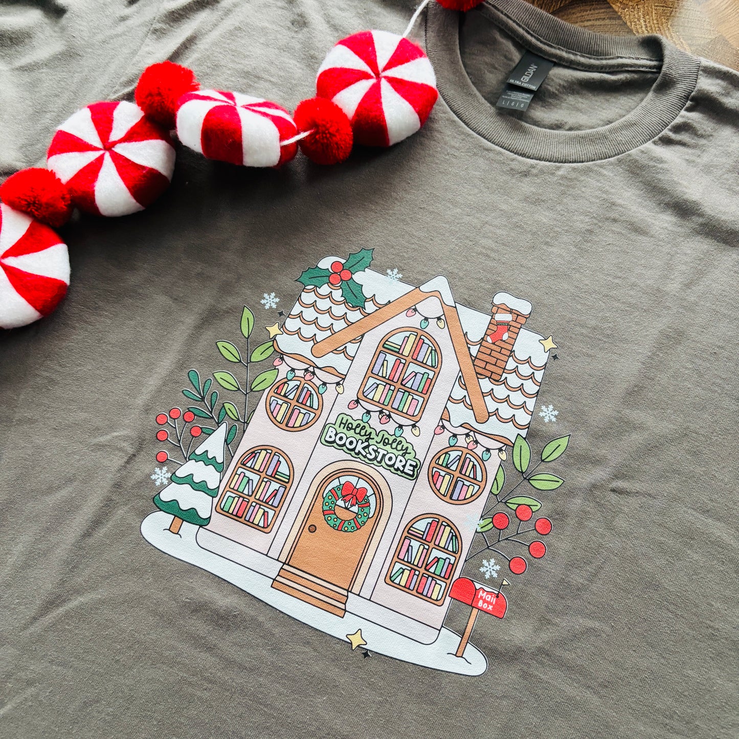 HOLLY JOLLY BOOKSTORE PRINTED T-SHIRT/ SWEATSHIRT