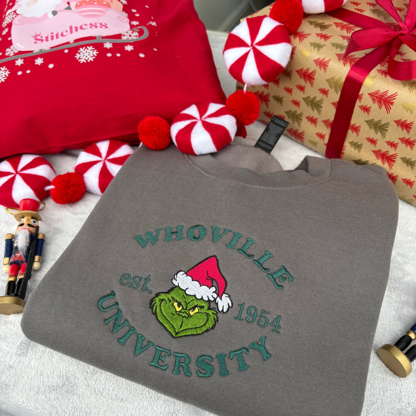 WHOVILLE UNIVERSITY EMBROIDERED SWEATSHIRT