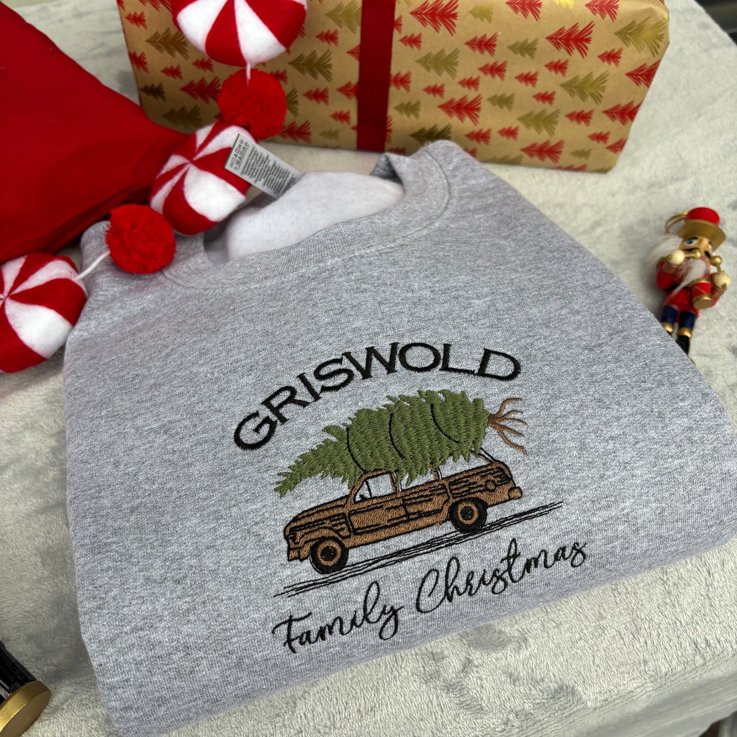 THE GRISWOLDS EMBROIDERED SWEATSHIRT