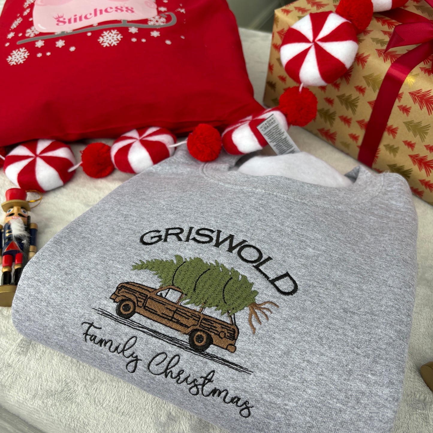 THE GRISWOLDS EMBROIDERED SWEATSHIRT