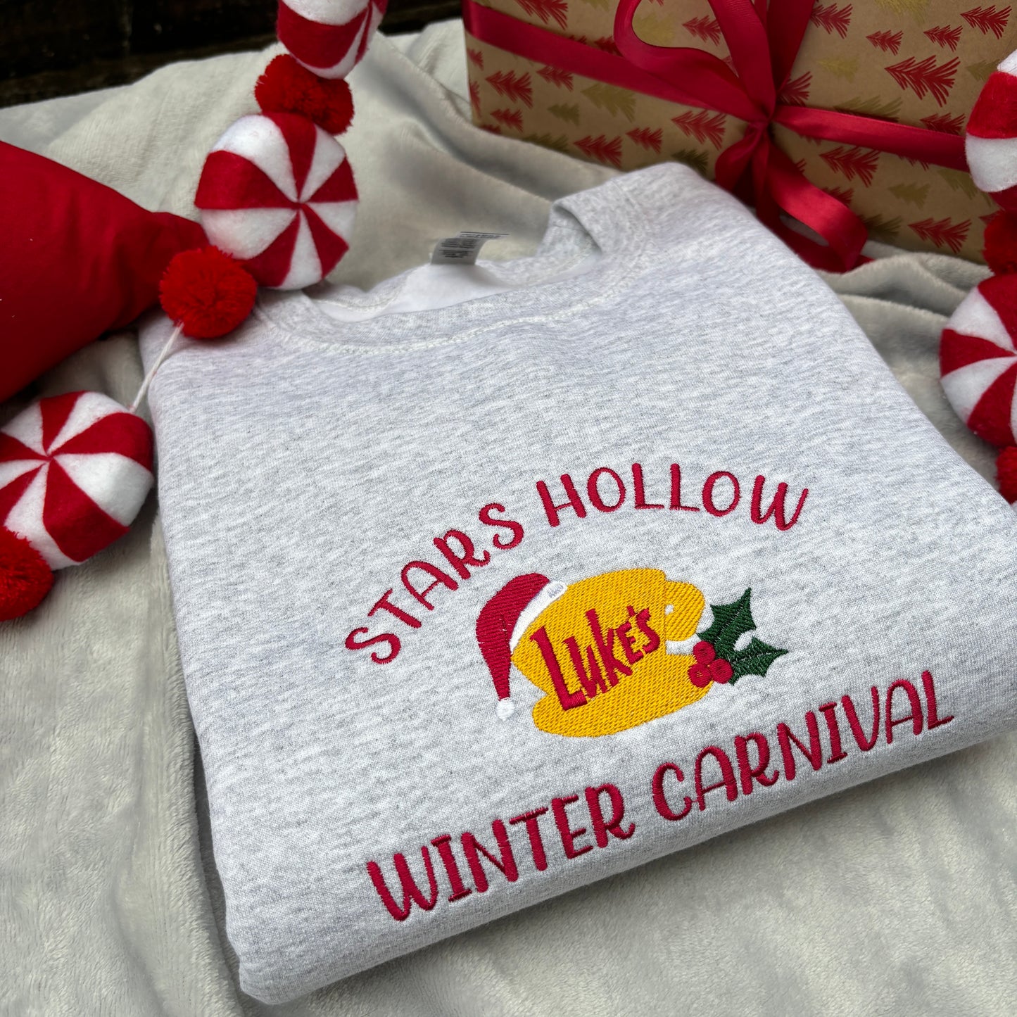 STARS HOLLOW WINTER FESTIVAL EMBROIDERED SWEATSHIRT