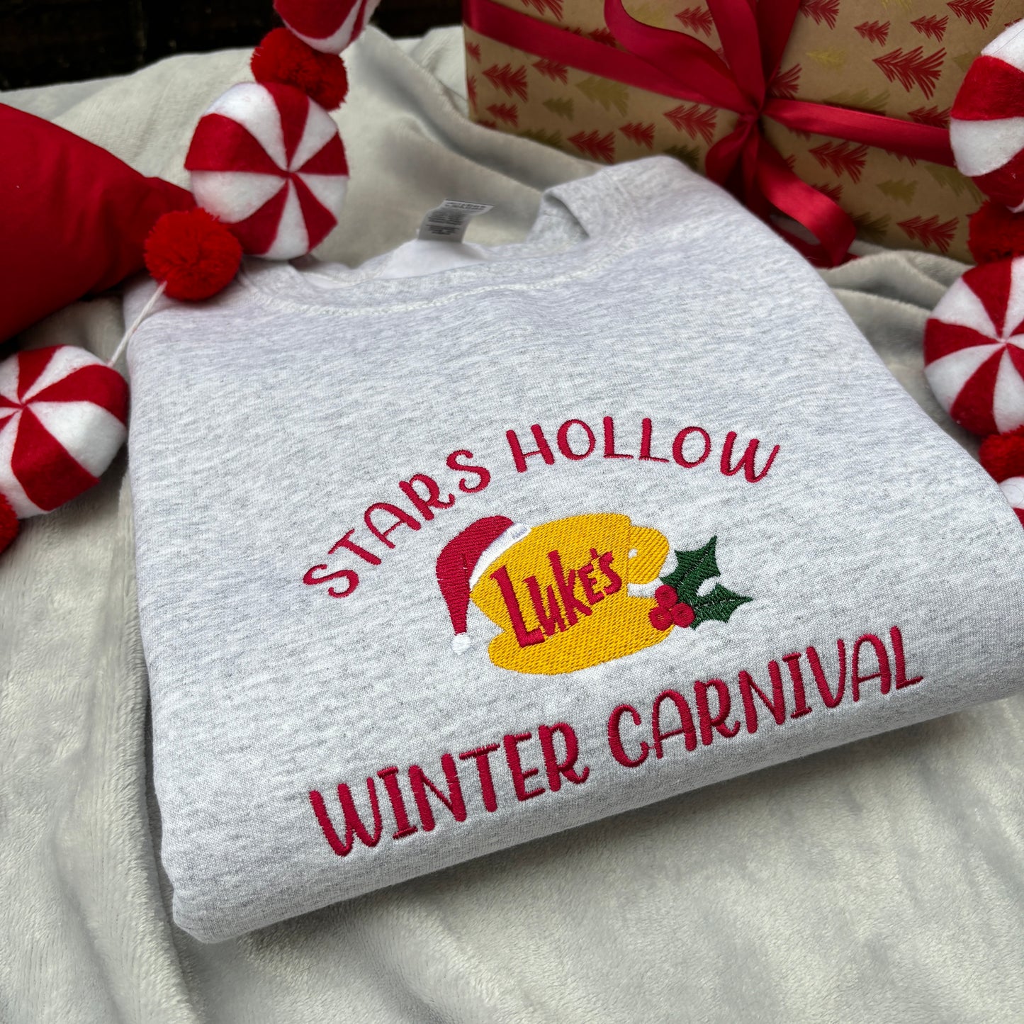 STARS HOLLOW WINTER FESTIVAL EMBROIDERED SWEATSHIRT