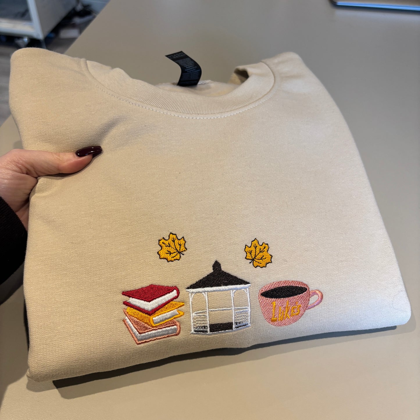 MEDIUM BEIGE GILMORE ICONS EMBROIDERED SWEATSHIRT *SECONDS*